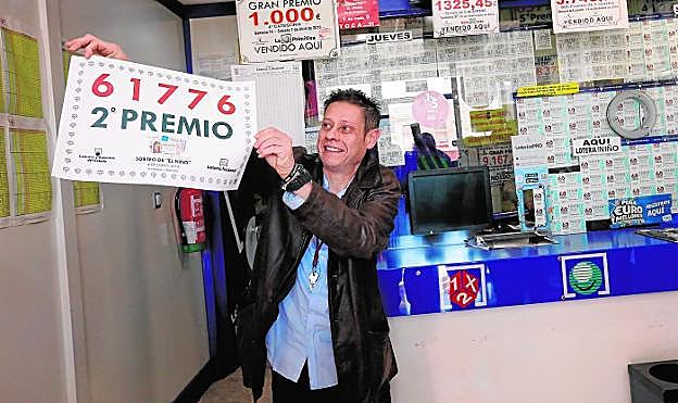José Luis Lozano, gerente de la administración número 2 de Fortuna, celebra el premio, ayer. 