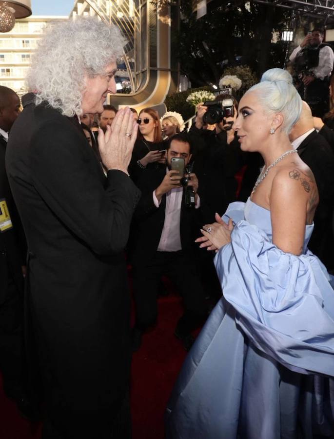 Brian May y Lady Gaga en la alfombra roja de los Globos de Oro.