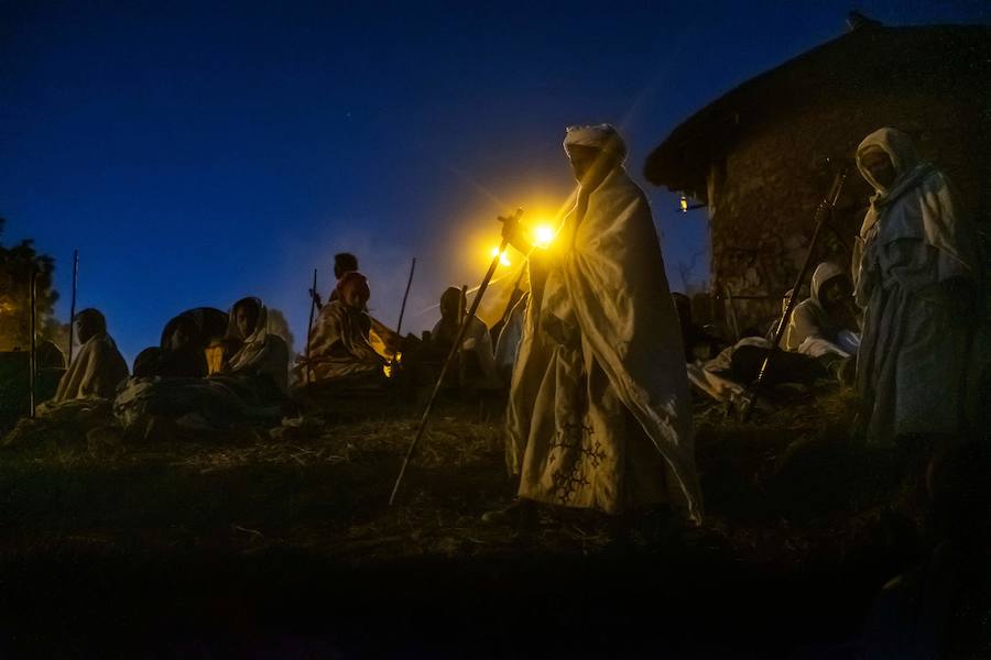 La Navidad ortodoxa etíope llamada Ledet o Genna se celebrará el 7 de enero y atrae peregrinos de todo el país. Las once iglesias excavadas en la roca son uno de los sitios del Patrimonio Mundial de la UNESCO en Etiopía.