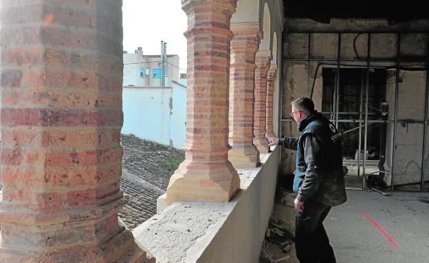 Pilastras de ladrillo que han aparecido durante la restauración de la Casa de los Irurita detrás del papel pintado y gruesas capas de yeso. agm