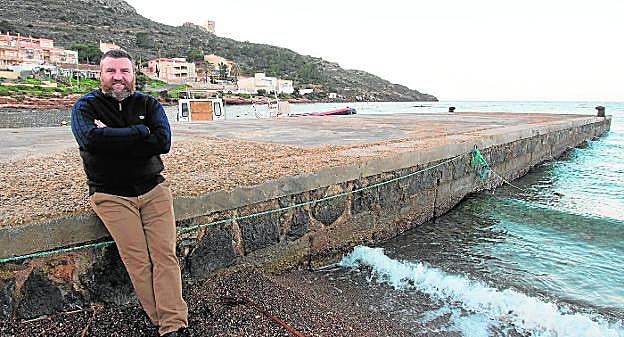 El dibujante Jorge Gómez posa en el muelle del puerto de La Azohía. 