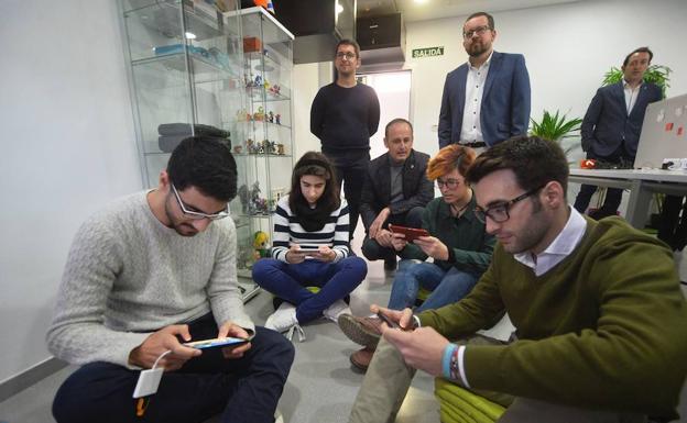 Visita del consejero de Empleo, Universidades, Empresa y Medio Ambiente, Javier Celdrán, al Centro Europeo de Empresa e Innovación de Murcia (Ceeim).