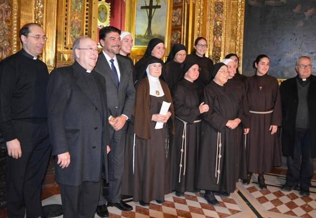 El alcalde alicantino Luis Barcala, tercero por la izquierda, junto al grupo de monjas murcianas y autoridades religiosas.