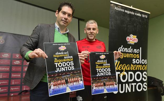 El vicepresidente ejecutivo de ElPozo Murcia, Kike Boned, y el jugador Miguelín, en la rueda de prensa de la campaña de abonos de la segunda vuelta.