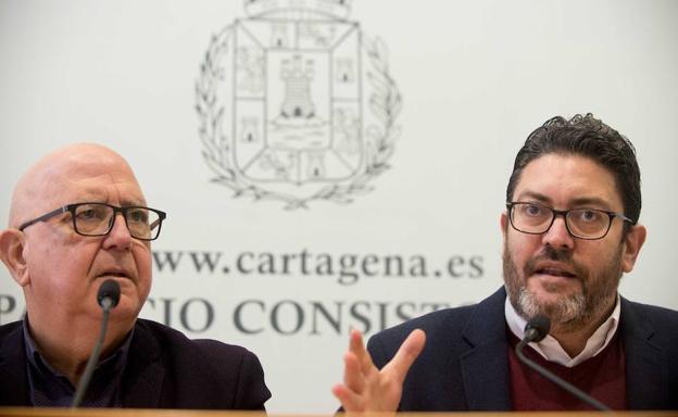 El portavoz regional de Ciudadanos, Miguel Sánchez, y el portavoz local, Manuel Padín, en el Ayuntamiento de Cartagena.