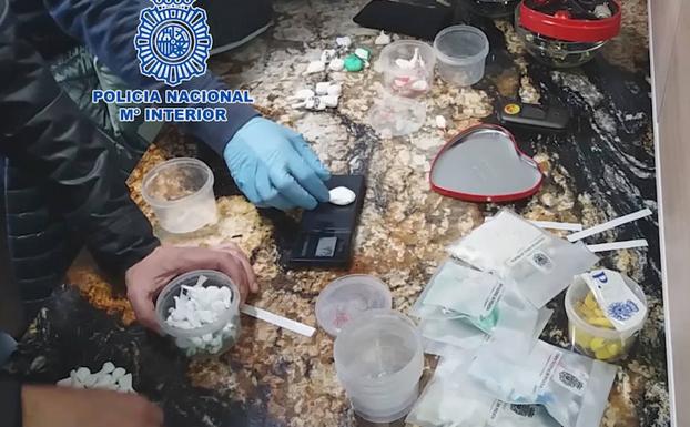 Agentes contabilizan las dosis de cocaína halladas en Lorca. 