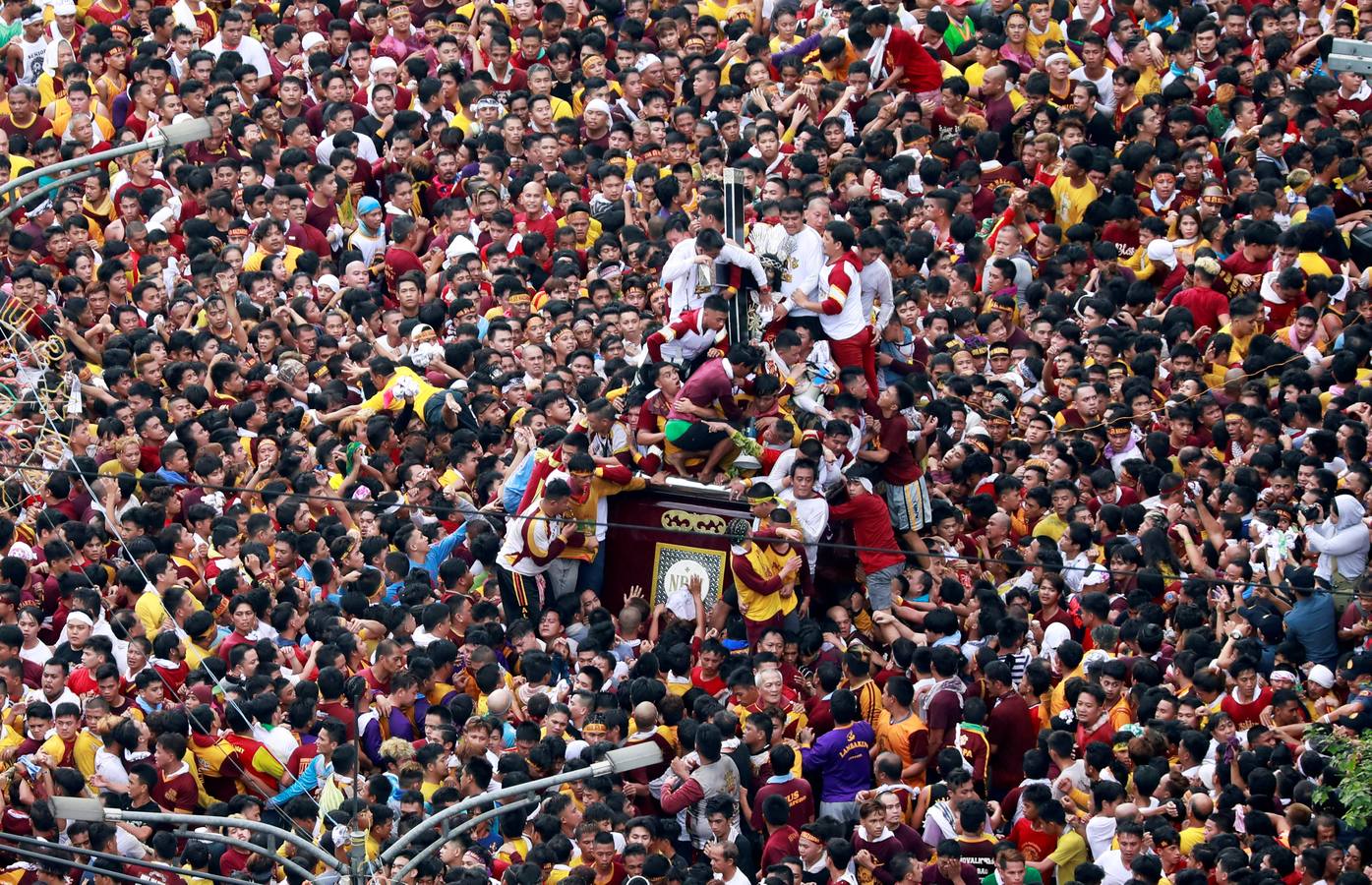 Devotos católicos descalzos empujan durante la procesión en un intento por tocar el Nazareno Negro, una estatua centenaria de un Jesucristo sufriente. Se dice que la estatua de madera de tamaño natural fue traída a Manila (Filipinas), por un sacerdote español.