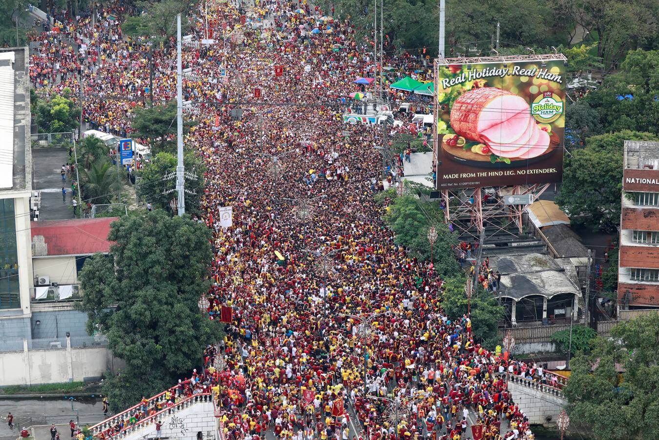 Devotos católicos descalzos empujan durante la procesión en un intento por tocar el Nazareno Negro, una estatua centenaria de un Jesucristo sufriente. Se dice que la estatua de madera de tamaño natural fue traída a Manila (Filipinas), por un sacerdote español.