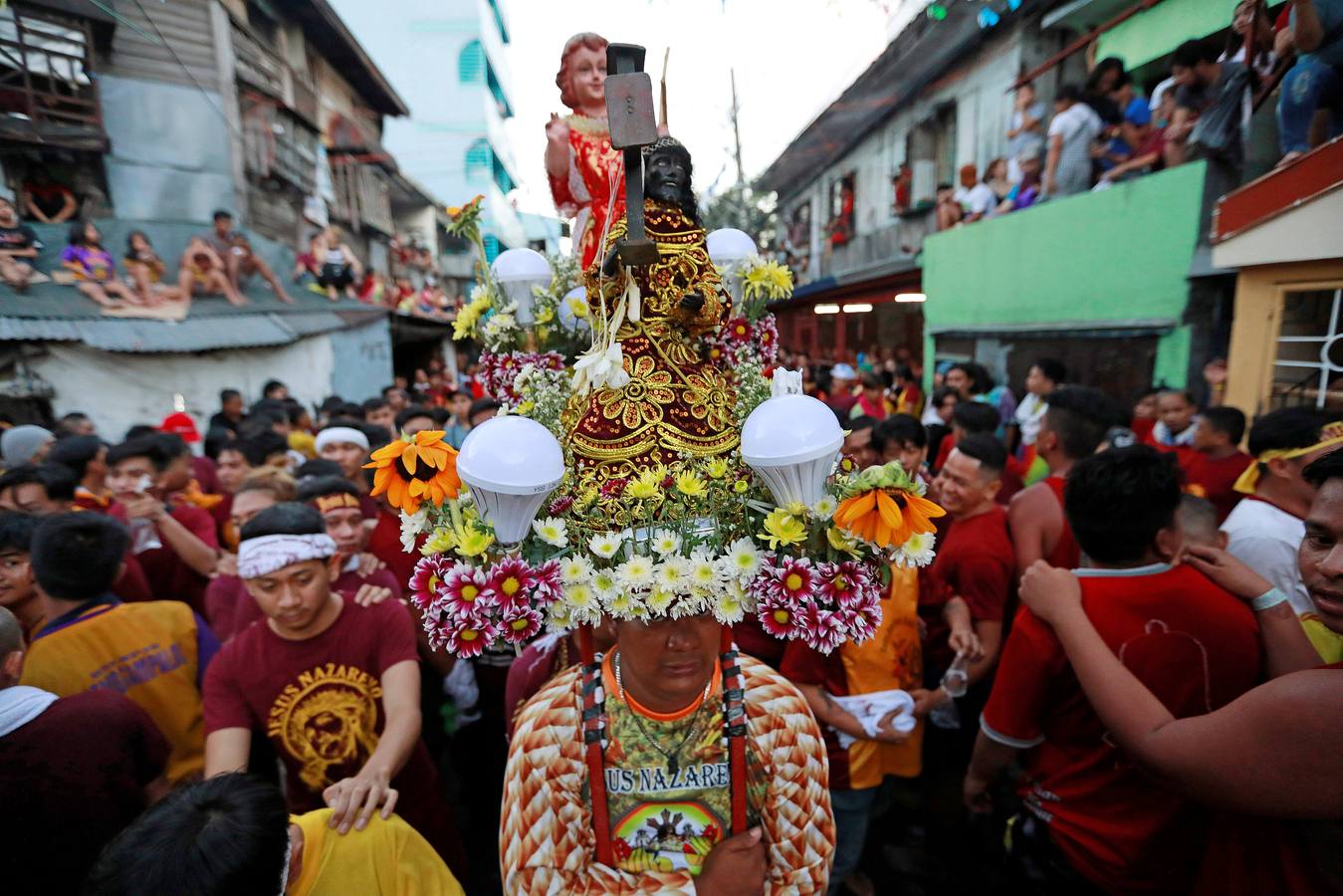 Devotos católicos descalzos empujan durante la procesión en un intento por tocar el Nazareno Negro, una estatua centenaria de un Jesucristo sufriente. Se dice que la estatua de madera de tamaño natural fue traída a Manila (Filipinas), por un sacerdote español.