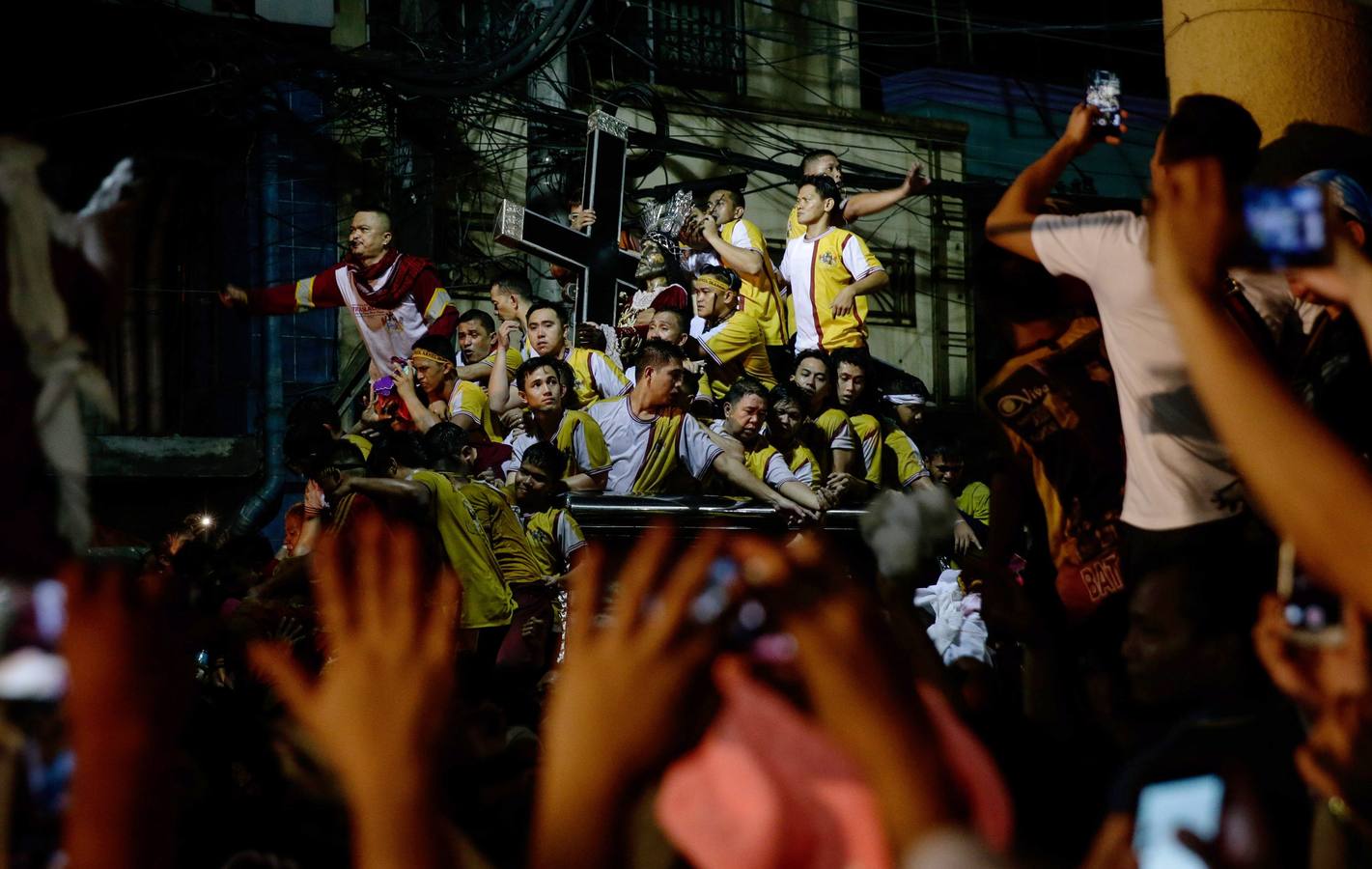 Devotos católicos descalzos empujan durante la procesión en un intento por tocar el Nazareno Negro, una estatua centenaria de un Jesucristo sufriente. Se dice que la estatua de madera de tamaño natural fue traída a Manila (Filipinas), por un sacerdote español.