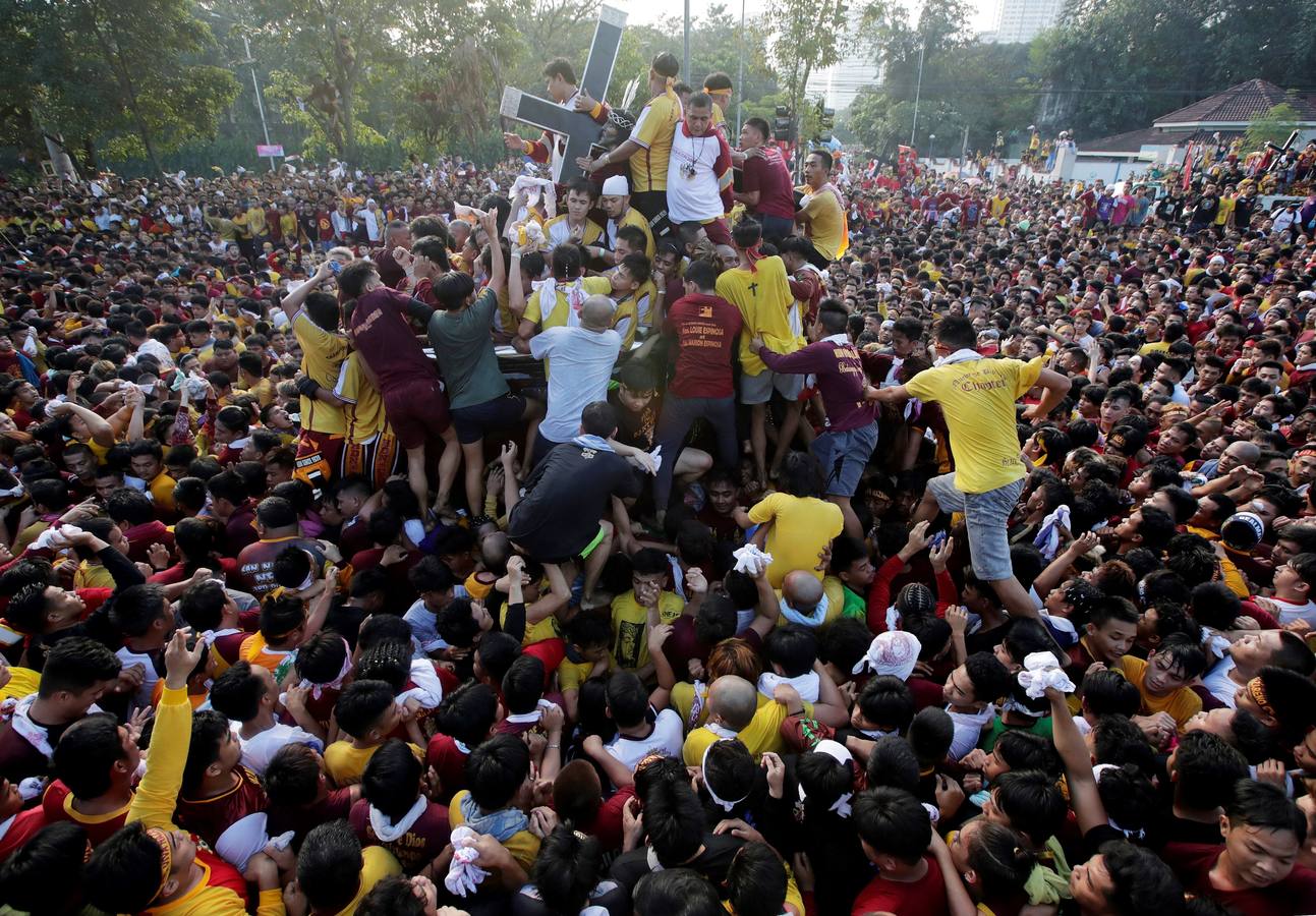 Devotos católicos descalzos empujan durante la procesión en un intento por tocar el Nazareno Negro, una estatua centenaria de un Jesucristo sufriente. Se dice que la estatua de madera de tamaño natural fue traída a Manila (Filipinas), por un sacerdote español.