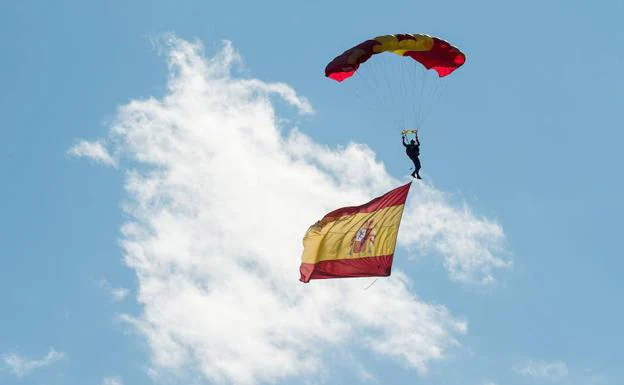 Un paracaidista de la PAPEA con la bandera de España.