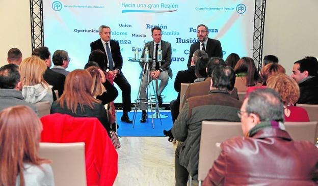 De la Cierva, Gil y Martínez, ayer, en el inicio del ciclo. 