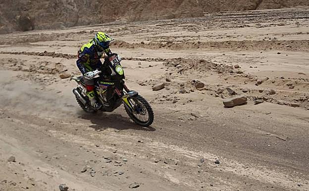 El piloto español Lorenzo Santolino conduce su moto. 