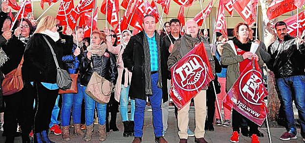 Santiago Navarro (CC OO) y Antonio Jiménez (UGT), en el centro, en la concentración de los trabajadores fijos-discontinuos, ayer. 