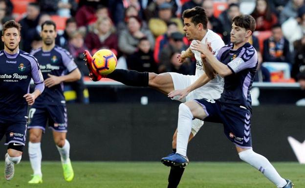 Gabriel Paulista (2d) y Toni Villa. 