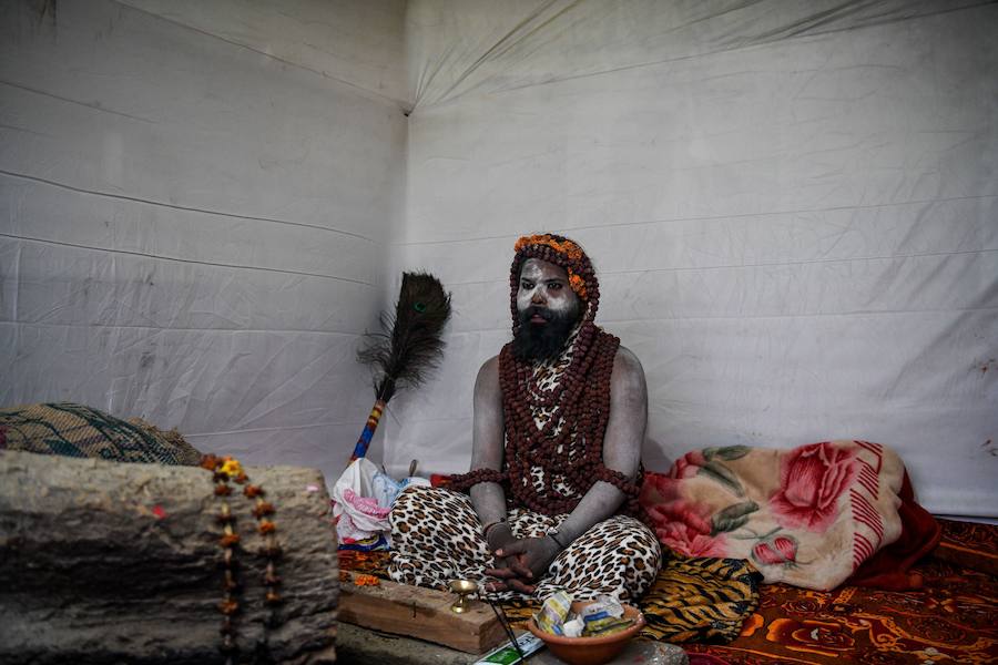 El festival Kumbh Mela atrae a millones de peregrinos hindúes a la confluencia sagrada de los ríos Yamuna y Ganges durante 49 días entre el 15 de enero y el 4 de marzo.