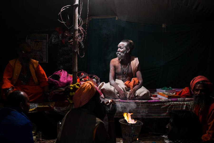El festival Kumbh Mela atrae a millones de peregrinos hindúes a la confluencia sagrada de los ríos Yamuna y Ganges durante 49 días entre el 15 de enero y el 4 de marzo.