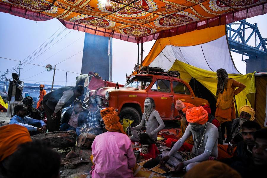El festival Kumbh Mela atrae a millones de peregrinos hindúes a la confluencia sagrada de los ríos Yamuna y Ganges durante 49 días entre el 15 de enero y el 4 de marzo.