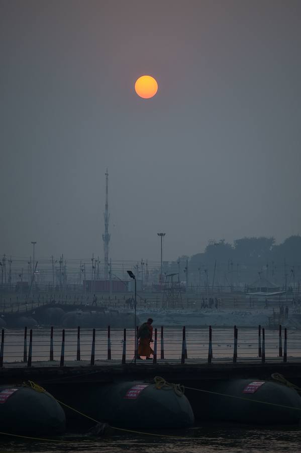 El festival Kumbh Mela atrae a millones de peregrinos hindúes a la confluencia sagrada de los ríos Yamuna y Ganges durante 49 días entre el 15 de enero y el 4 de marzo.