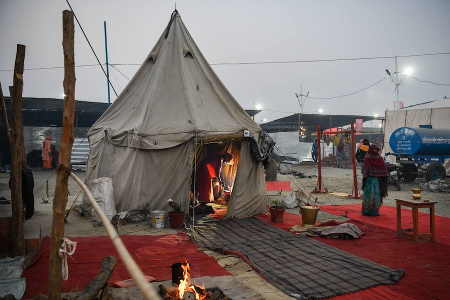 El festival Kumbh Mela atrae a millones de peregrinos hindúes a la confluencia sagrada de los ríos Yamuna y Ganges durante 49 días entre el 15 de enero y el 4 de marzo.