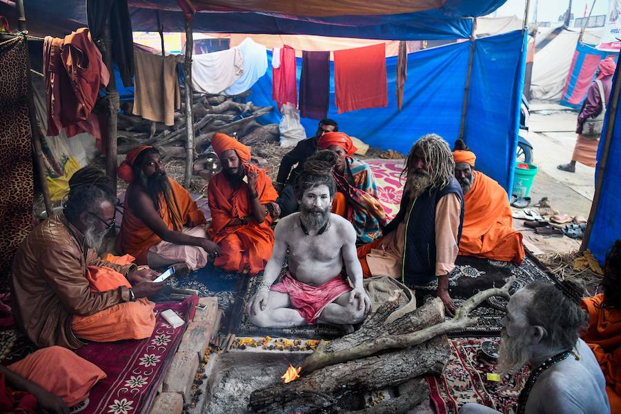 El festival Kumbh Mela atrae a millones de peregrinos hindúes a la confluencia sagrada de los ríos Yamuna y Ganges durante 49 días entre el 15 de enero y el 4 de marzo.