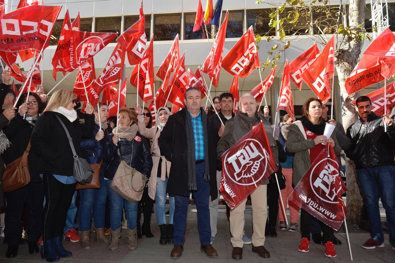 Convocados por UGT y Comisiones Obreras, se concentraron ayer un centenar de personas ante el Instituto Nacional de la Seguridad Social (INSS) en Murcia para escenificar su demanda.