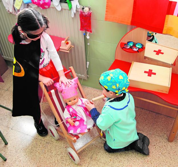 Dos alumnos del colegio San Fernando que han participado en la campaña 'Dona médula, dona vida'. 