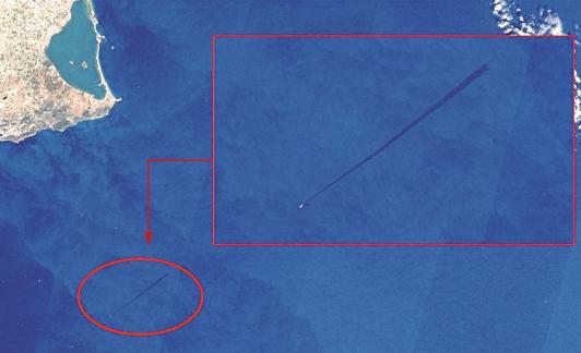Vertido de crudo frente a la costa de Cartagena. En la ampliación de la imagen se aprecia el barco mercante y su rastro de crudo de catorce kilómetros de longitud.