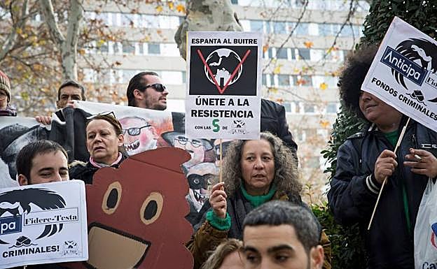 Activistas de la Plataforma de Afectados por la Hipoteca (PAH) durante una protesta.