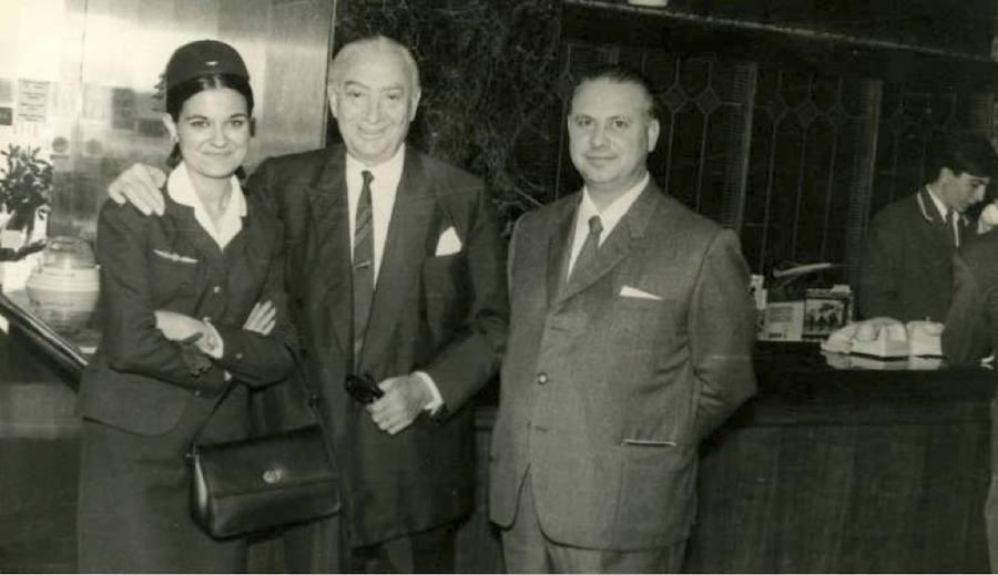 1968. El hostelero Perico Chicote visitó San Javier en el primer vuelo. En la foto, con el cronista Miguel Gallego y una azafata. 