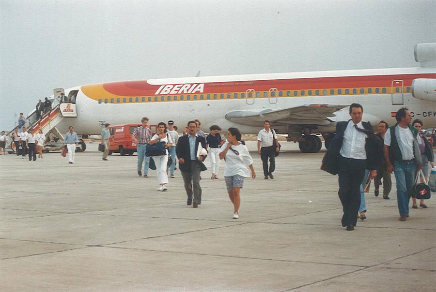 1990. La franja anaranjada de Iberia estuvo presente durante medio siglo en la pista de San Javier. 