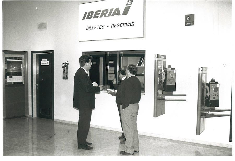 1994. Modesta ventanilla de Iberia antes de la modernización de la terminal. 