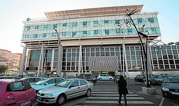 Usuarios del Centro Médico Virgen de la Caridad, en la calle Jorge Juan, junto al hospital. 