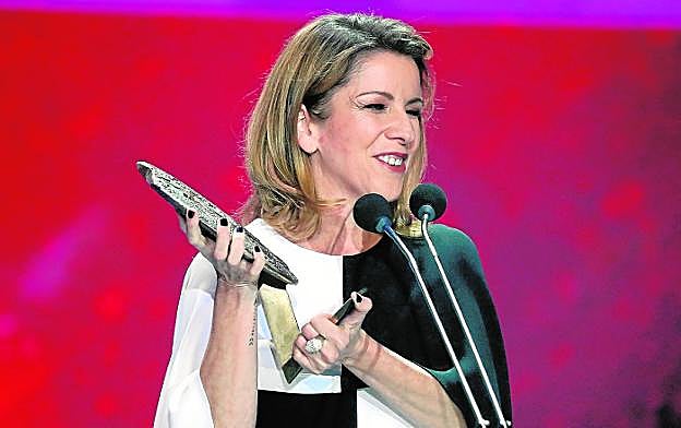 La actriz murciana Eva Llorach, el sábado, recogiendo el premio. 