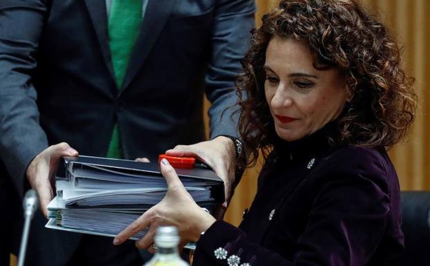 La ministra de Hacienda, María Jesús Montero, presenta el proyecto de Ley de Presupuestos Generales del Estado de 2019 en el Congreso de los Diputados. 