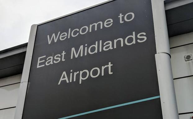 Cartel de bienvenida en el aeropuerto de East Midlands. 