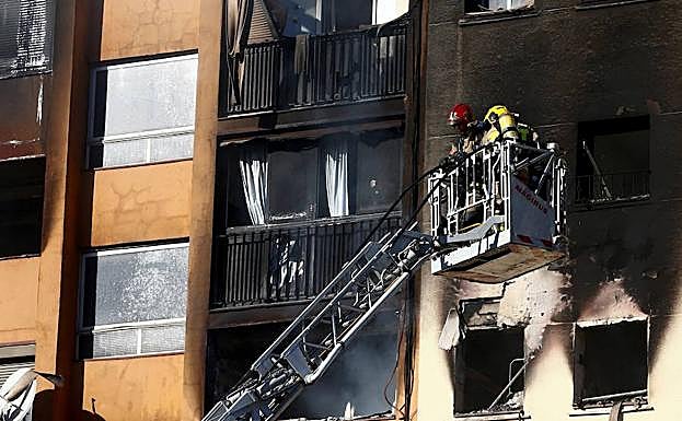 Los bomberos actúan el pasado 5 de enero en el incendio del edificio de Badalona.