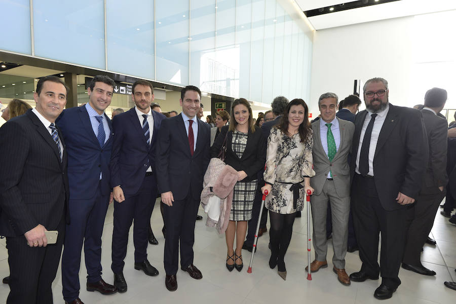 Autoridades de distintos ámbitos de la Región disfrutaron de un almuerzo en las instalaciones del nuevo aeródromo que abrió sus puertas este martes