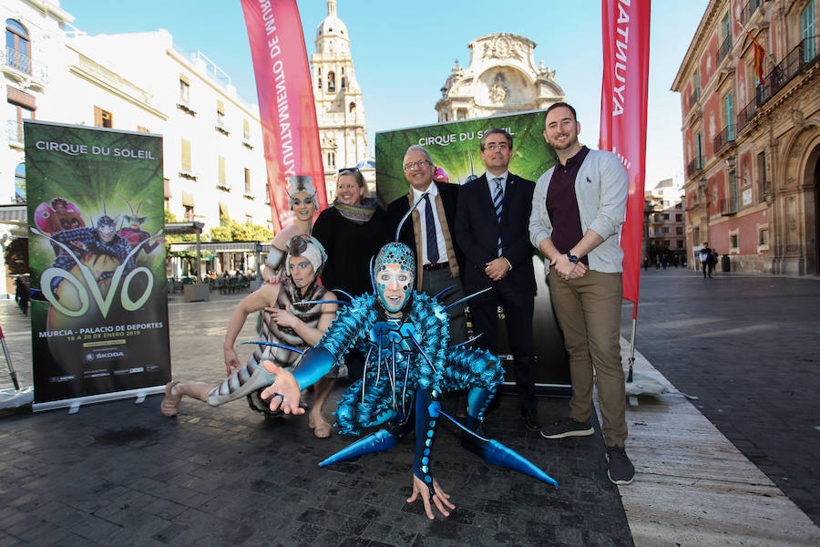 Una representación de los artistas que protagonizan el espectáculo que han visto ya unos cinco millones de espectadores en todo el mundo lo han presentado este mediodía en la plaza del Cardenal Belluga