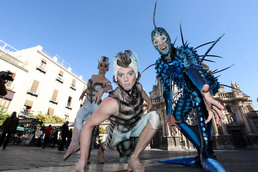 Una representación de los artistas que protagonizan el espectáculo que han visto ya unos cinco millones de espectadores en todo el mundo lo han presentado este mediodía en la plaza del Cardenal Belluga