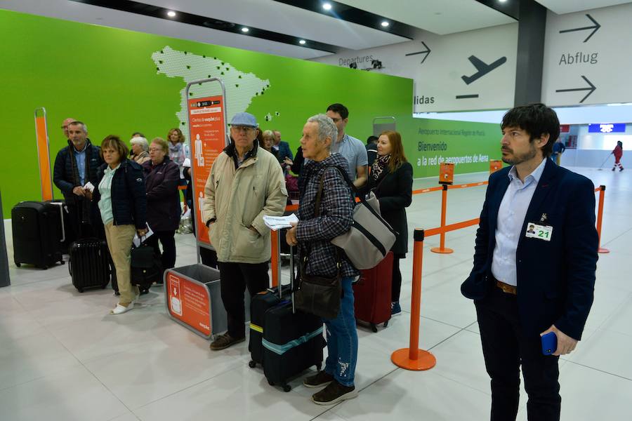El primer avión en tocar tierra llegó con 25 minutos de antelación tras completar un vuelo sin incidentes