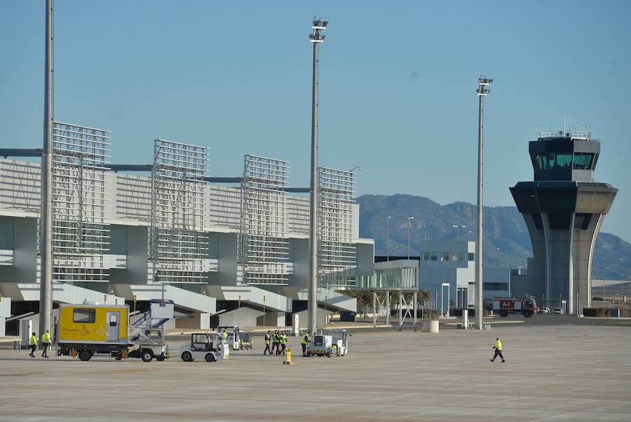 El primer avión en tocar tierra llegó con 25 minutos de antelación tras completar un vuelo sin incidentes