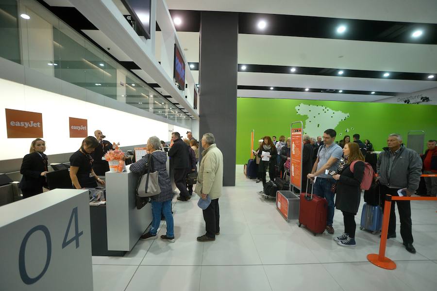 El primer avión en tocar tierra llegó con 25 minutos de antelación tras completar un vuelo sin incidentes