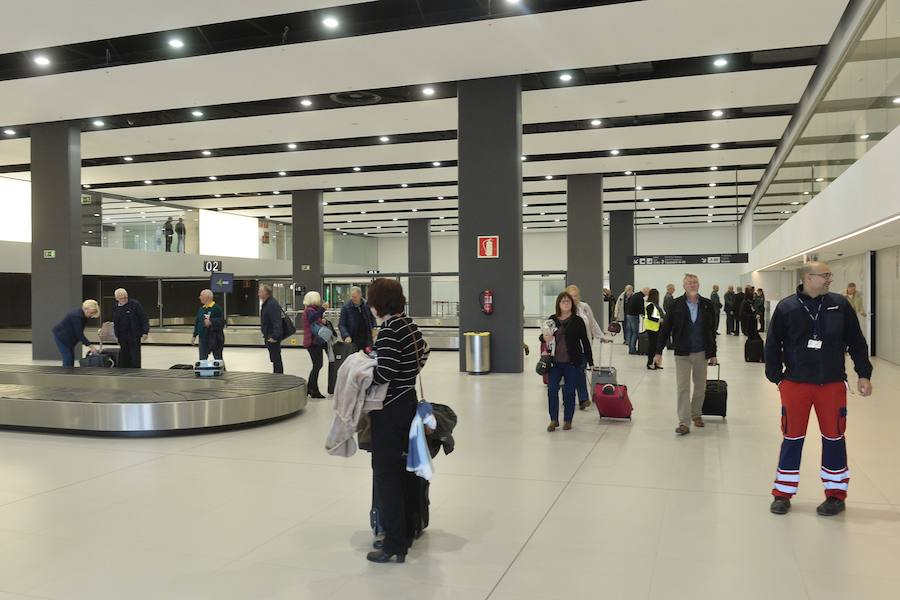 El primer avión en tocar tierra llegó con 25 minutos de antelación tras completar un vuelo sin incidentes