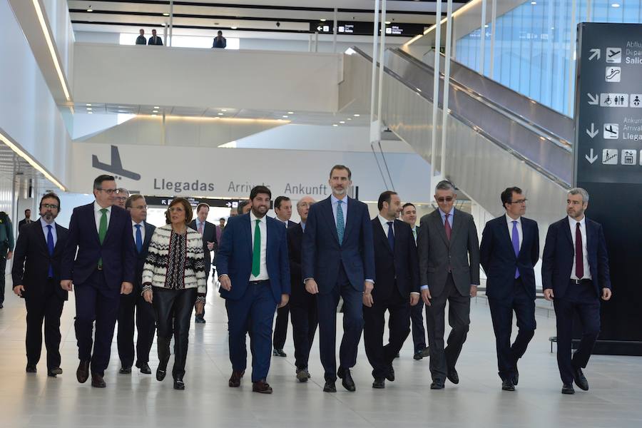 El monarca, acompañado por el presidente de la Comunidad, el ministro de Fomento, el delegado del Gobierno y el alcalde de Murcia entre otras autoridades, recorrió la terminal y examinó las infraestructuras