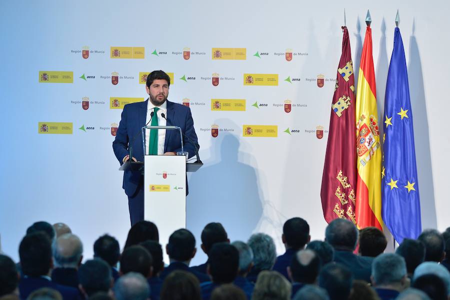 El monarca, acompañado por el presidente de la Comunidad, el ministro de Fomento, el delegado del Gobierno y el alcalde de Murcia entre otras autoridades, recorrió la terminal y examinó las infraestructuras