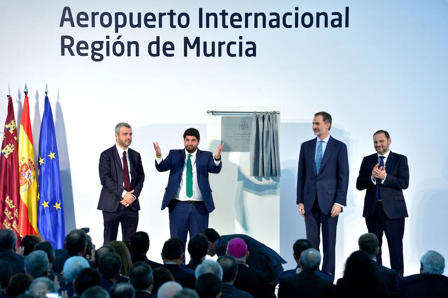 El monarca, acompañado por el presidente de la Comunidad, el ministro de Fomento, el delegado del Gobierno y el alcalde de Murcia entre otras autoridades, recorrió la terminal y examinó las infraestructuras