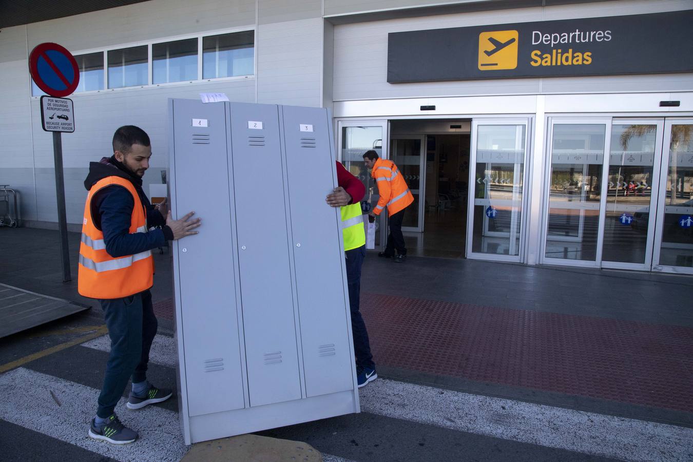 Los empleados del aeropuerto de San Javier realizaron la mudanza a las instalaciones de Corvera. Los últimos pasajeros de San Javier se despiden. 