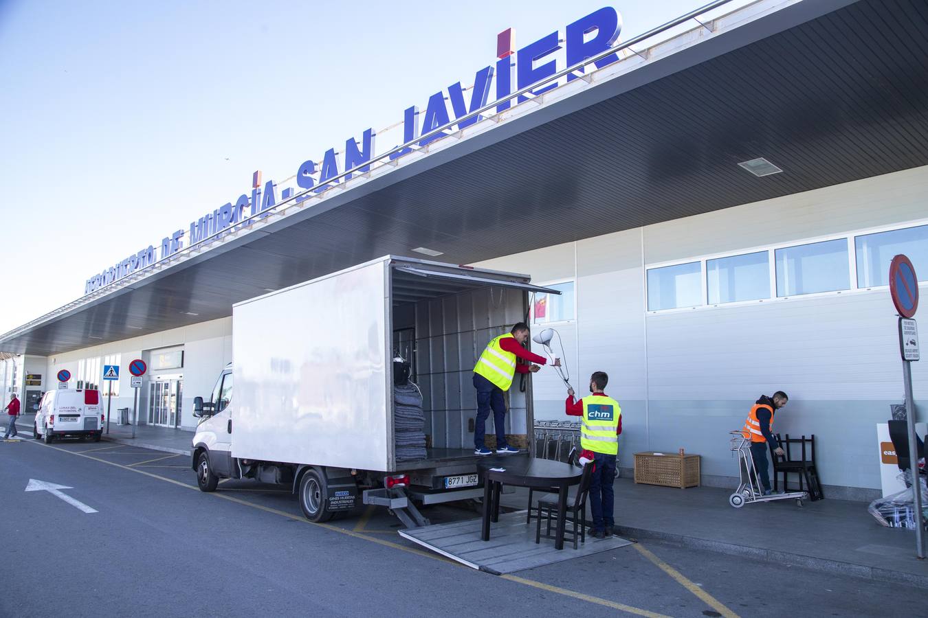 Los empleados del aeropuerto de San Javier realizaron la mudanza a las instalaciones de Corvera. Los últimos pasajeros de San Javier se despiden. 